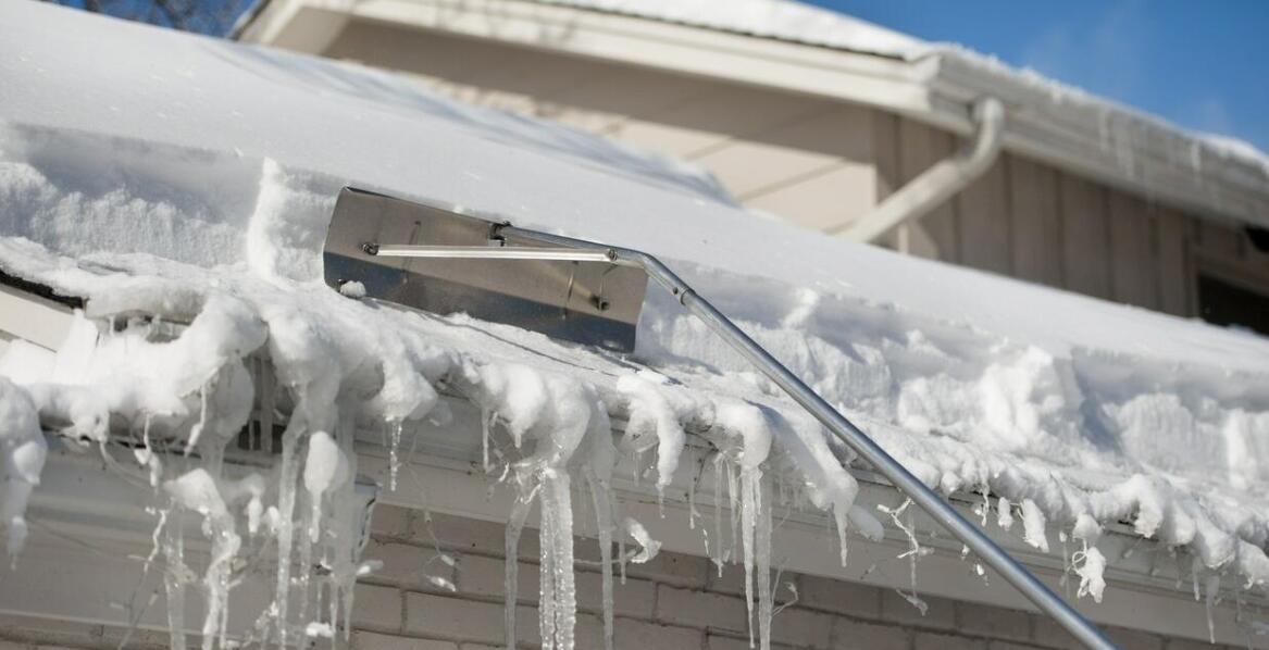 Jakie są konsekwencje zaniedbania regularnego odśnieżania dachów?