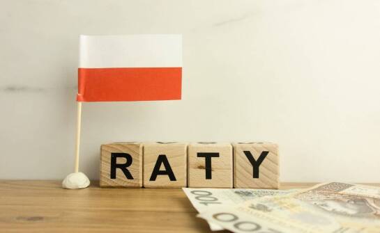 Analiza kosztów: inwestycja w flagowe stojaki a zwrot z reklamy