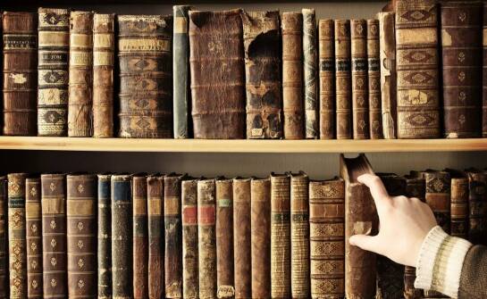 Gdzie znaleźć unikalne stare wydania książek w ofercie w antykwariacie?