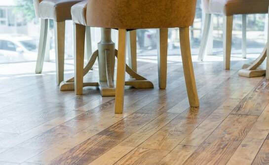 Dlaczego krzesła z podłokietnikami to must-have w każdym domu?