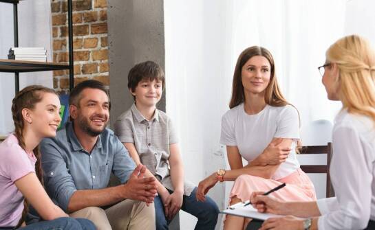 Jakie są kluczowe elementy terapeutycznego programu w ośrodku leczenia uzależnień dla młodzieży?