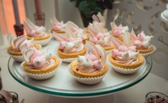 Różnorodność kształtów stojaków z plexiglasu na babeczki – co wybrać?