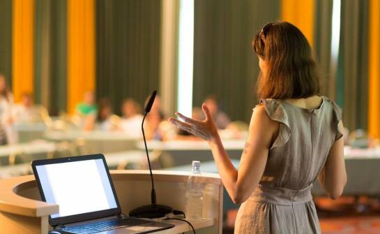 Wpływ lektorskich kabin na komfort pracy podczas sympozjów i kongresów