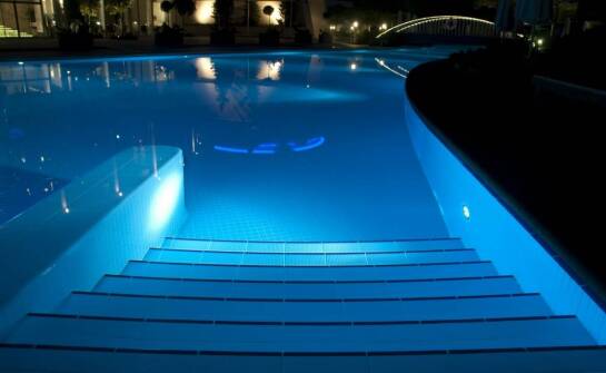 Systemy oświetleniowe do basenów – jak stworzyć wyjątkową atmosferę podczas nocnych kąpieli?