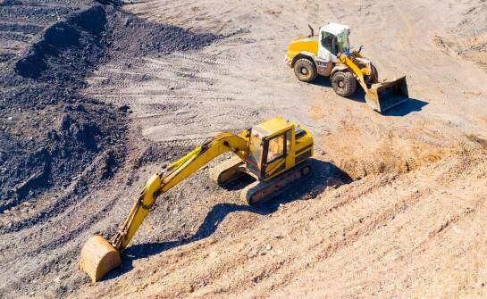 Zalety wynajmu koparek z operatorem i bez operatora