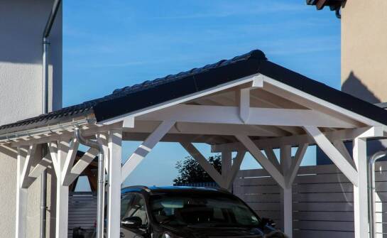 Zalety i wady różnych typów zadaszeń w wiatach samochodowych