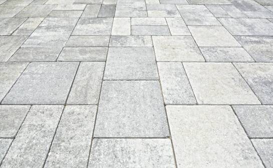 Jak różnorodność materiałów wpływa na wybór kostki brukowej do przestrzeni miejskiej?