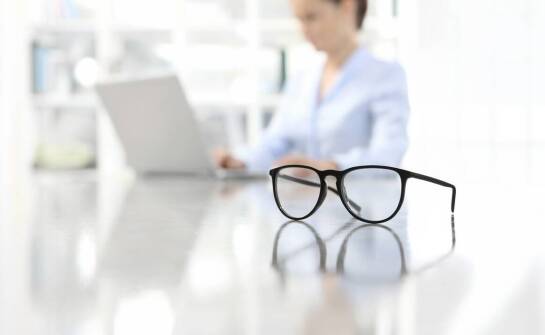 Jakie są zalety noszenia korekcyjnych okularów podczas pracy przy komputerze?