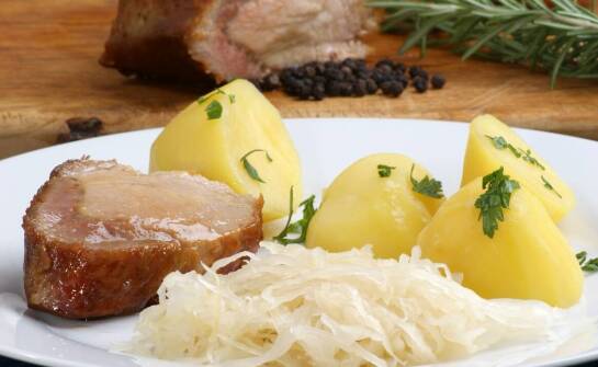 Tradycyjne dania na specjalne okazje – co proponujemy w cateringu?