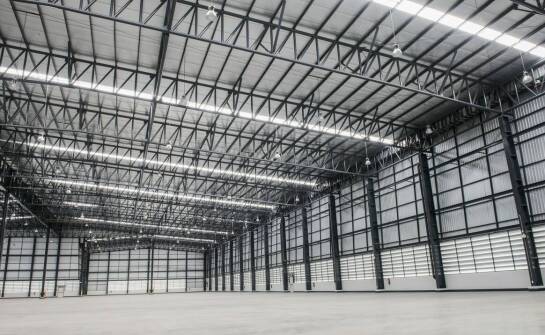 Jak projekt stalowej hali wpływa na operacyjne koszty firmy?