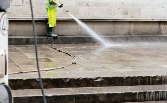 Skuteczne metody udrażniania rur – kiedy warto zastosować przepychanie ciśnieniowe?