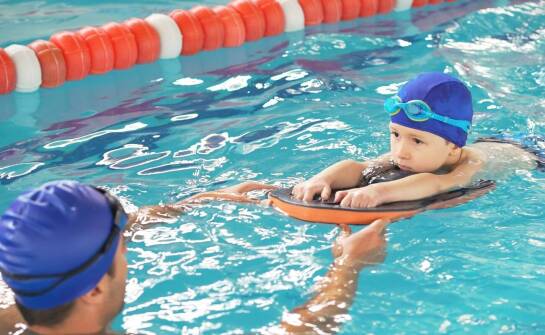 Jakie są najczęstsze obawy dzieci przed nauką pływania i jak je pokonać?