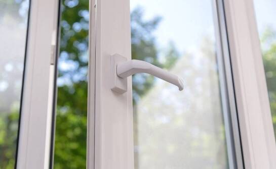Personalizacja klamek do okien z PCV – możliwości i korzyści