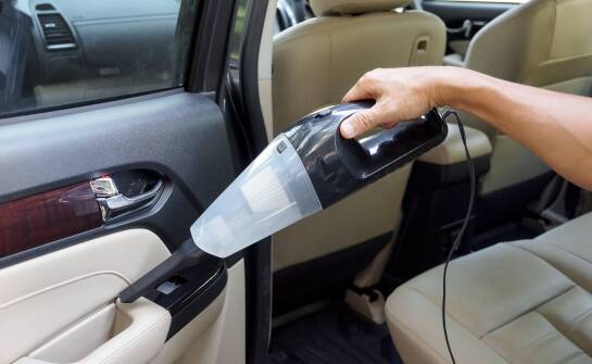 Czyszczenie wnętrza samochodu: które materiały wymagają szczególnej uwagi?