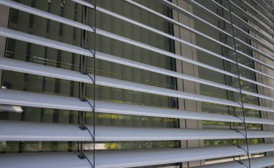 Aluminiowe żaluzje w nowoczesnych aranżacjach okiennych