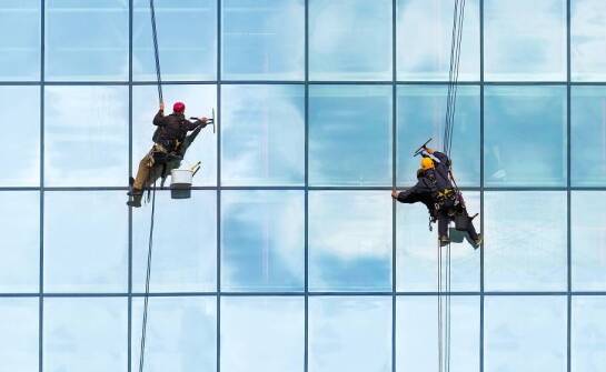 Zalety korzystania z profesjonalnych usług mycia okien alpinistycznego