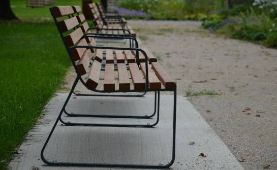 Ławki parkowe z oparciem jako element ogrodowej architektury - inspiracje i przykłady