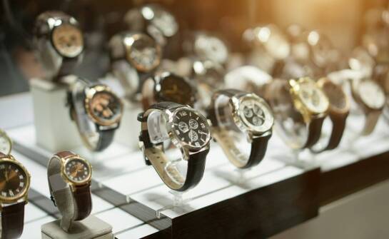 Jakie rodzaje czasomierzy obejmuje asortyment w salonach zegarmistrzowskich?