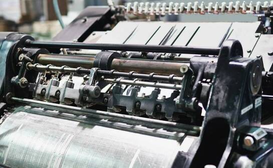 Jakie są kluczowe zalety stosowania nowoczesnych materiałów w częściach do maszyn poligraficznych?