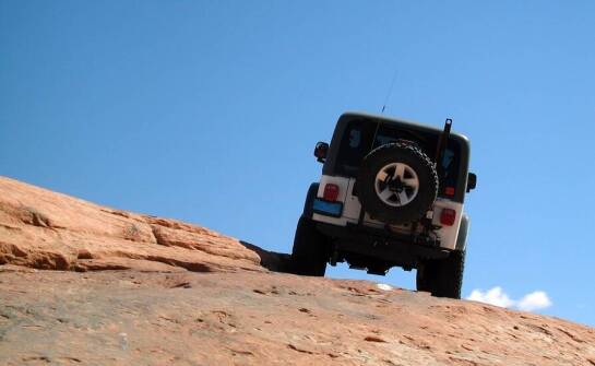 Jakie typy szyb samochodowych najlepiej sprawdzają się w pojazdach terenowych?