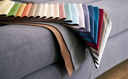 Der Einfluss von Materialien auf die Langlebigkeit von aufgearbeiteten Polstermöbeln
