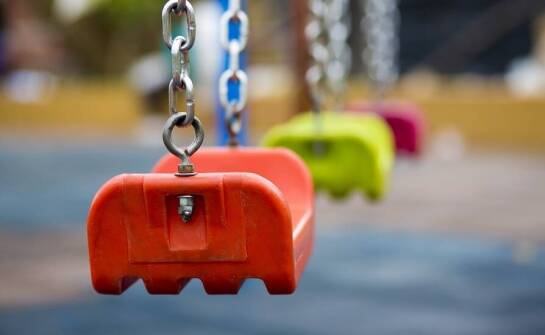 Wybór atestowanych huśtawek – co warto wiedzieć?