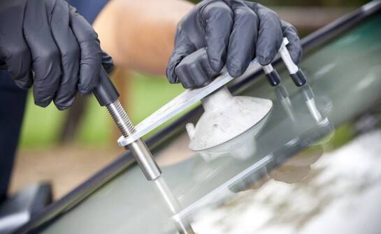 Dlaczego nie należy lekceważyć odprysku na bocznej szybie?