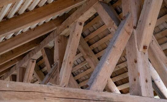 Jak dachowa więźba wpływa na trwałość konstrukcji budynku?