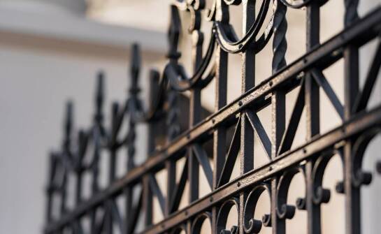 Kute ogrodzenia – tradycja w nowoczesnym wydaniu