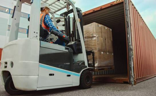 Znaczenie dostarczania kontenerów własnym transportem dla klientów.