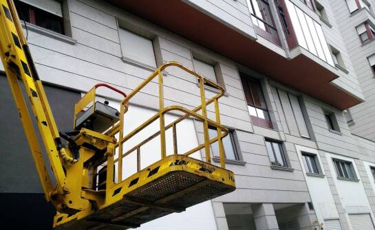 Zewnętrzna winda budowlana – jak optymalizować koszty instalacji?