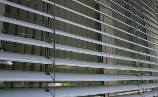 Jak dopasować rolety do architektonicznego stylu budynku?