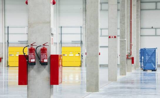 Zalety kompleksowej ochrony słupów w magazynach wielkopowierzchniowych.