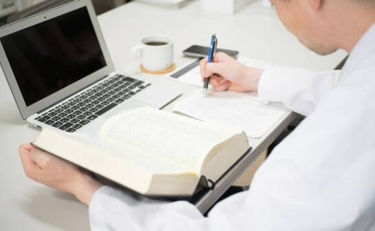 Jakie są kluczowe zasady wyboru tematu dyplomowej pracy?