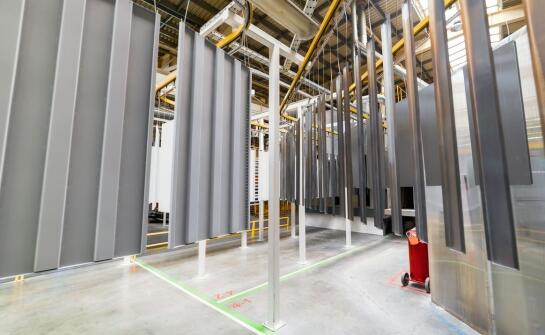 Jak zapewnić elastyczność przestrzeni w nowoczesnych projektach hal produkcyjnych?