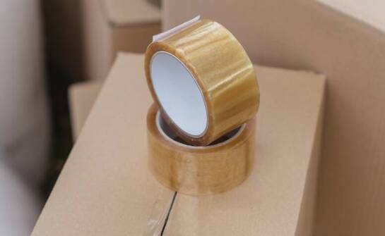 Jak klejąca taśma wpływa na ochronę ładunków podczas transportu?