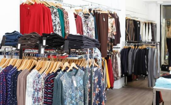 Jakie korzyści przynoszą hurtowe zakupy damskiej odzieży dla małych sklepów?