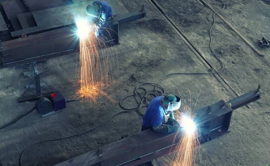 Jakie korzyści niesie zastosowanie ogniowego cynkowania w metalowych konstrukcjach?