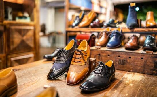 Jakie dodatki do modnych jungen halbschuhe są teraz?