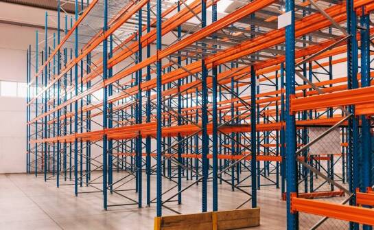 Jakie normy bezpieczeństwa powinny spełniać paletowe regały magazynowe?