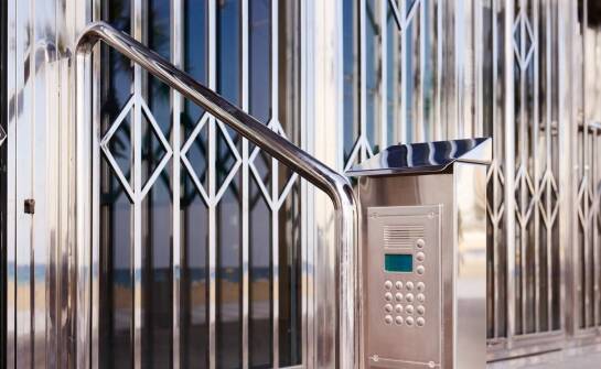 Jakie akcesoria zwiększają funkcjonalność furtek i bram?