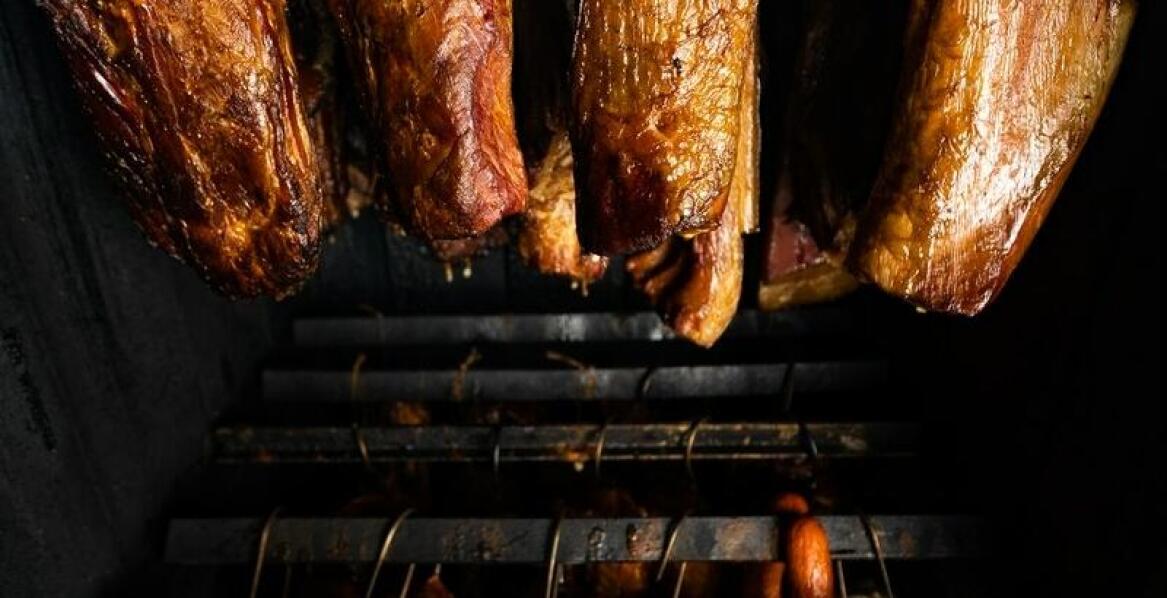 Jak systemy kontroli temperatury wpływają na jakość wędzenia?