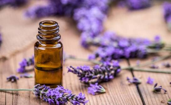 Jak olejki nośnikowe wspierają tworzenie trwałych perfum?