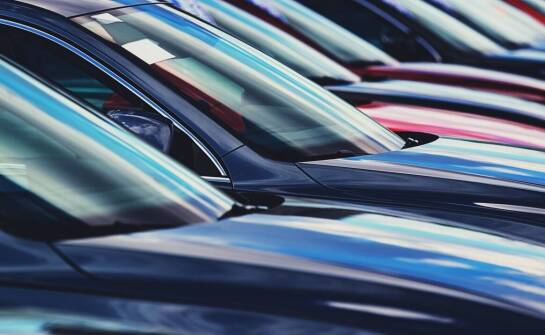 Jak różnorodność bocznych szyb wpływa na bezpieczeństwo i estetykę pojazdu?