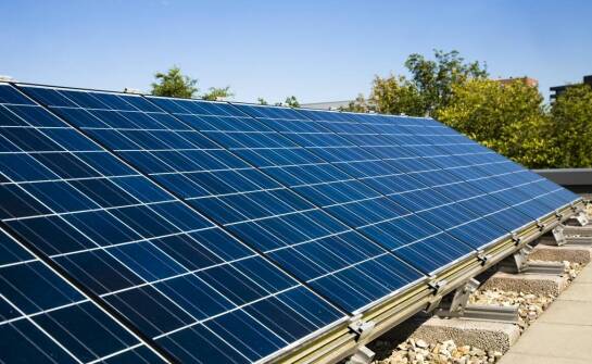 Moduły fotowoltaiczne a oszczędność energii – jak to działa?