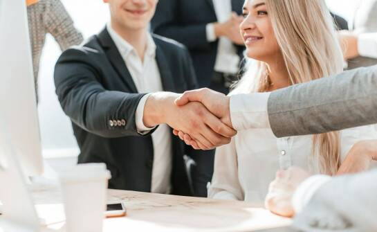 Jakie są kluczowe korzyści leasingu pracowniczego w branży specjalistycznych usług?