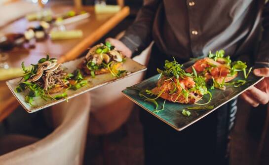 Jak wykorzystać bolesławieckie talerze do eleganckiego serwowania potraw?