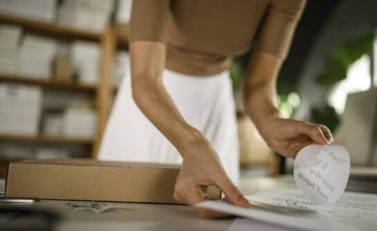 Proces adaptacji etykiet do specyficznych wymagań prawnych różnych krajów.