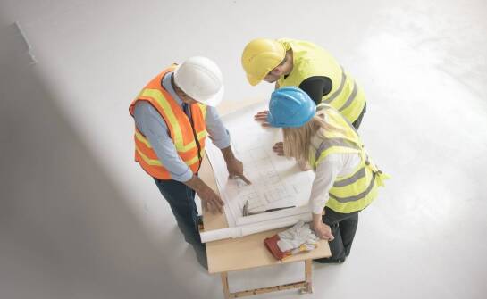 Projekt hali produkcyjnej – jak zapewnić zgodność z aktualnymi budowlanymi normami?