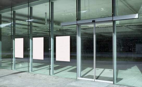 Szklane pod łogi: nowoczesność i wytrzymałość w jednym.